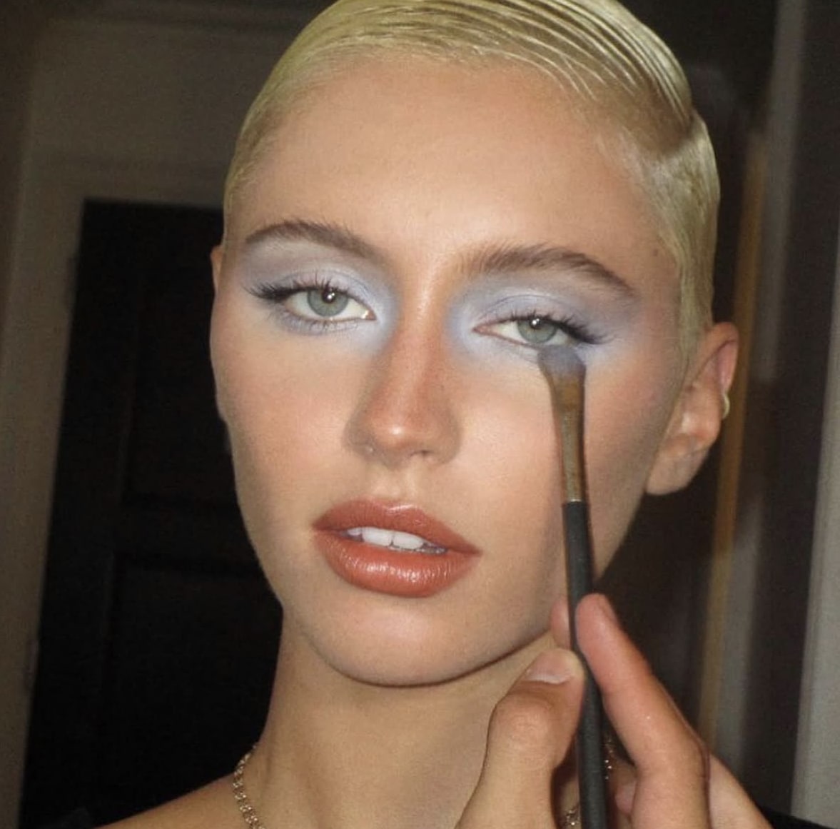 2026 뷰티 트렌드 데님 블루 메이크업 세련된 연출 3가지 비법