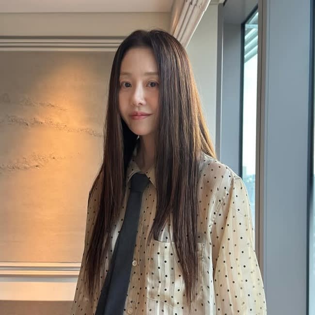 여름철 답답한 인상을 해결하는 방법 메이크업 대신 눈썹 염색으로 청량함 더하기