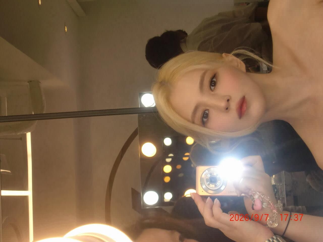 한소희 골드 포인트 메이크업으로 완성한 하이 주얼리 화보 현장 근황